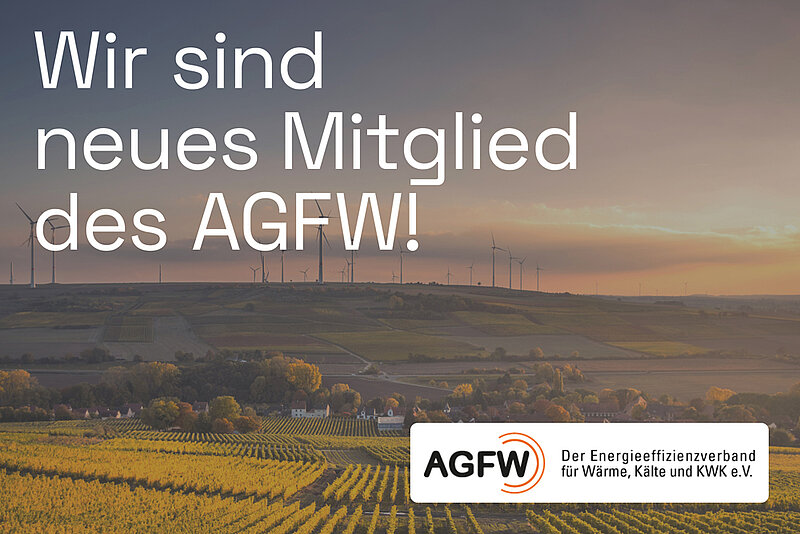 Luftaufnahme einer Landschaft mit Windrädern im Hintergrund. Darauf der Text "Wir sind neues Mitglied des AGFW" und das AGFW-Logo in der rechten unteren Ecke mit dem Text "AGFW, dem Energieeffizienzverband für Wärme, Kälte und KWK e.V."