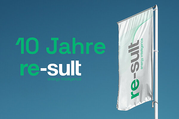 Rechts die weiße re-sult-Flagge samt Logo und links der Text "10 Jahre re-sult energy intelligence"