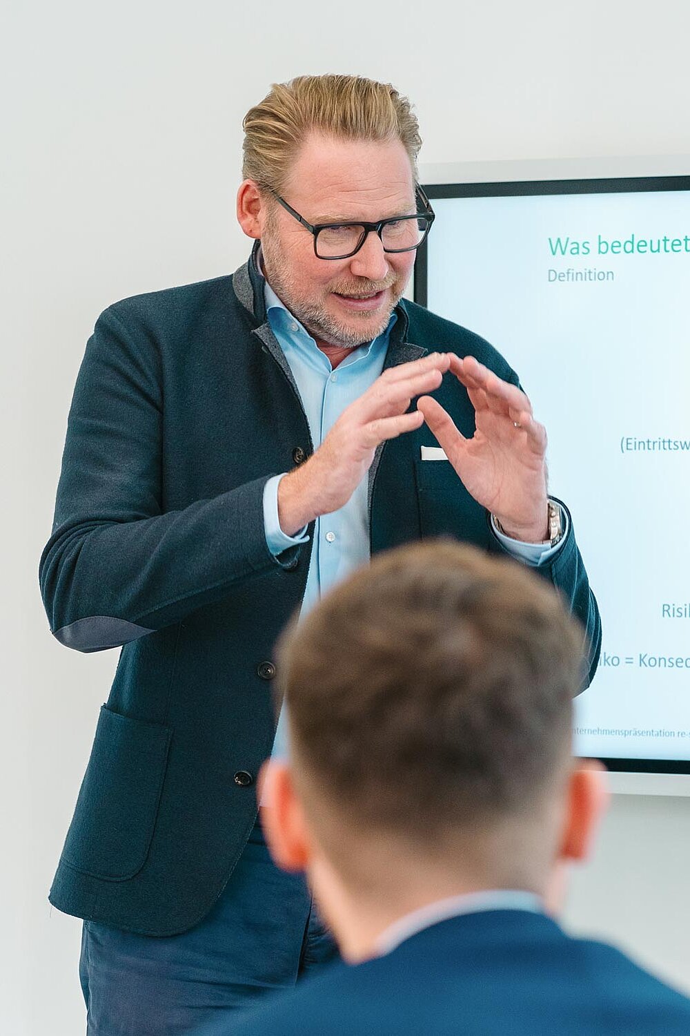 Markus Oberhoff, Inhaber von re-sult, erklärt etwas in einer Präsentation.