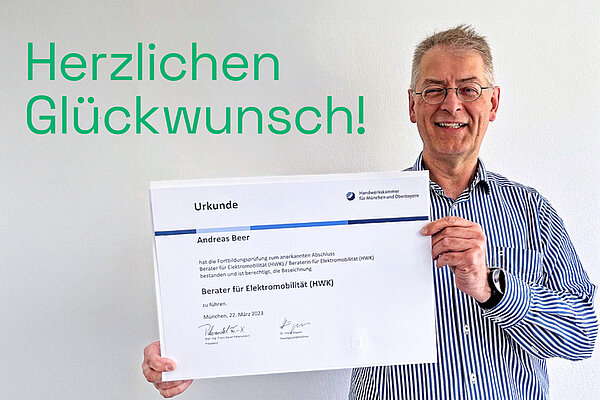 re-sult Senior Projektmanager Andreas Beer hält eine Urkunde für den Berater für Elektromobiliät (HWK) hoch. Daneben steht in grüner Schrift "Herzlichen Glückwunch".