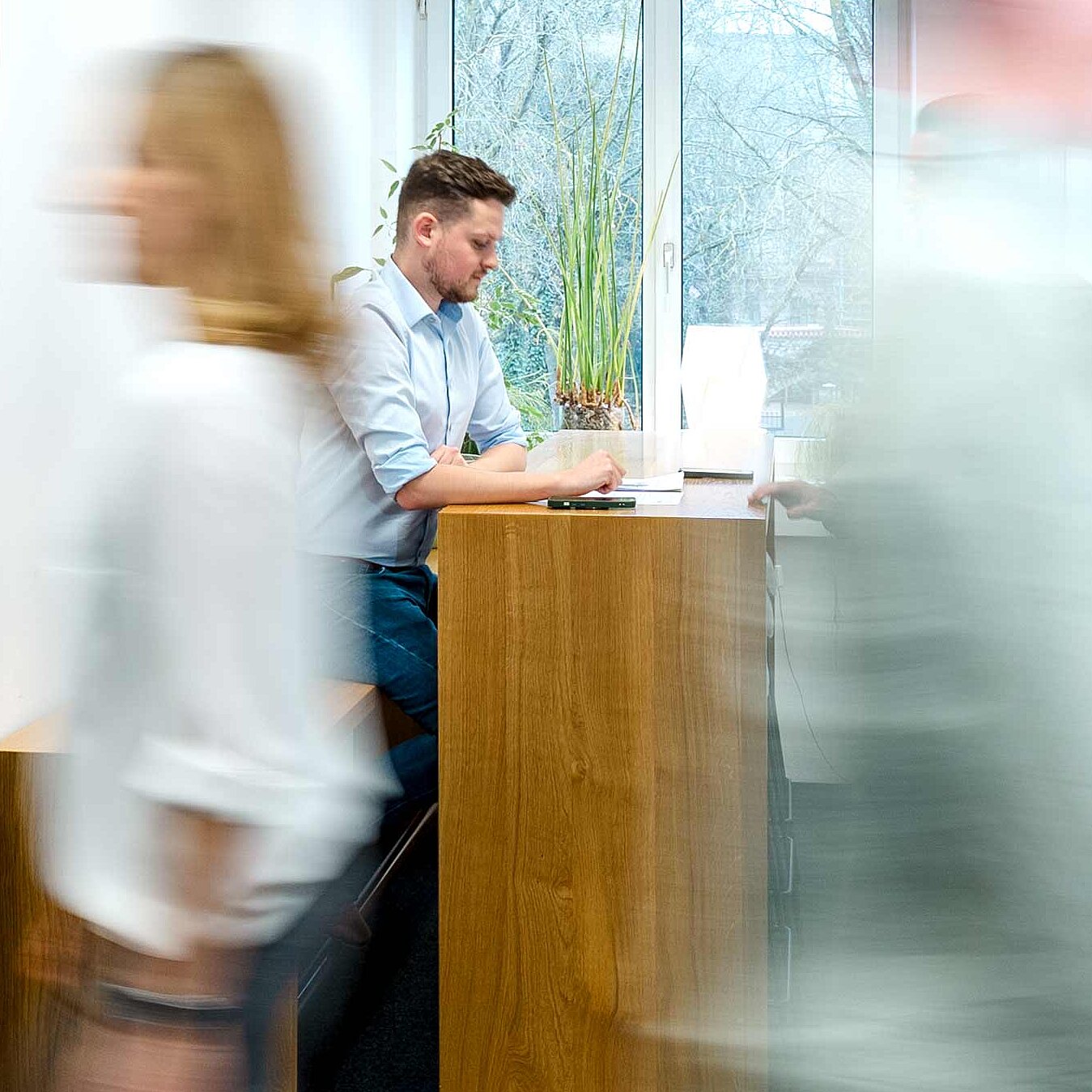 Verschiedene Mitarbeitende von re-sult laufen über den Gang im Regensburger Büro von re-sult.