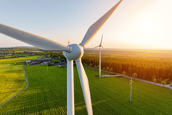 Landschaft mit Windenergieanlagen