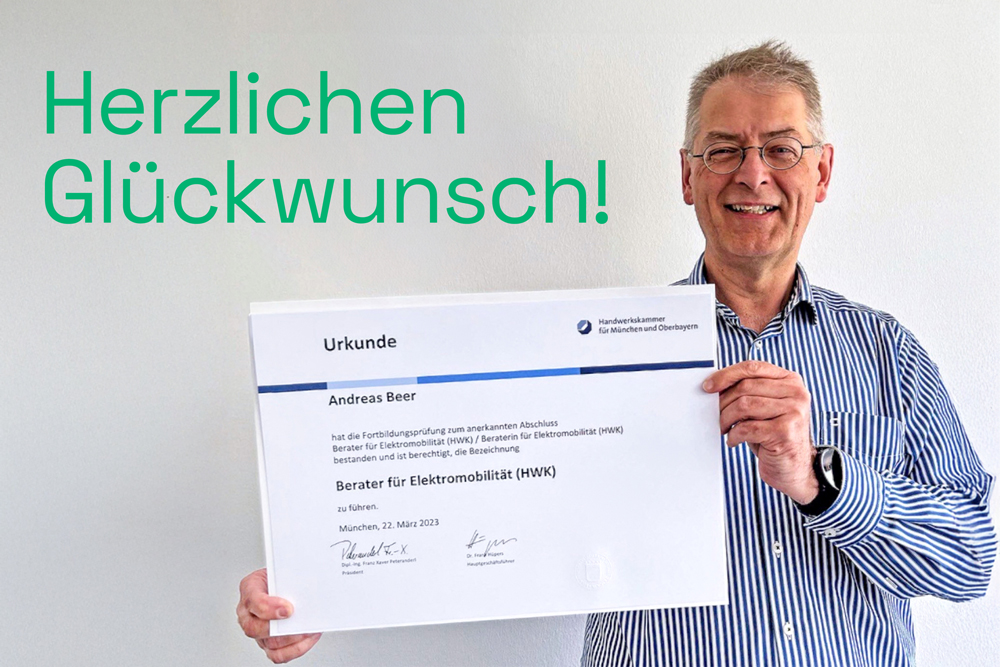 re-sult Senior Projektmanager Andreas Beer hält eine Urkunde für den Berater für Elektromobiliät (HWK) hoch. Daneben steht in grüner Schrift "Herzlichen Glückwunch".
